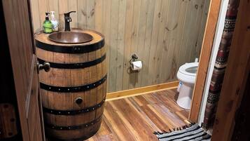 Douche, séchoir à cheveux, serviettes fournies, savon