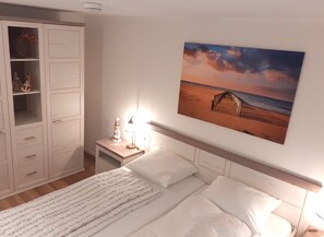 3 habitaciones, tabla de planchar con plancha y cuna de viaje 