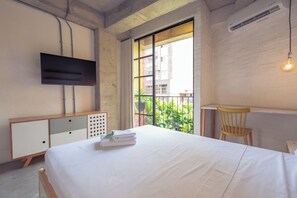 Minibar, wifi gratis y ropa de cama