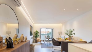 Una cocina moderna con comedor, un espejo grande y vistas al exterior.