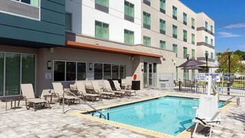 Una piscina al aire libre de temporada