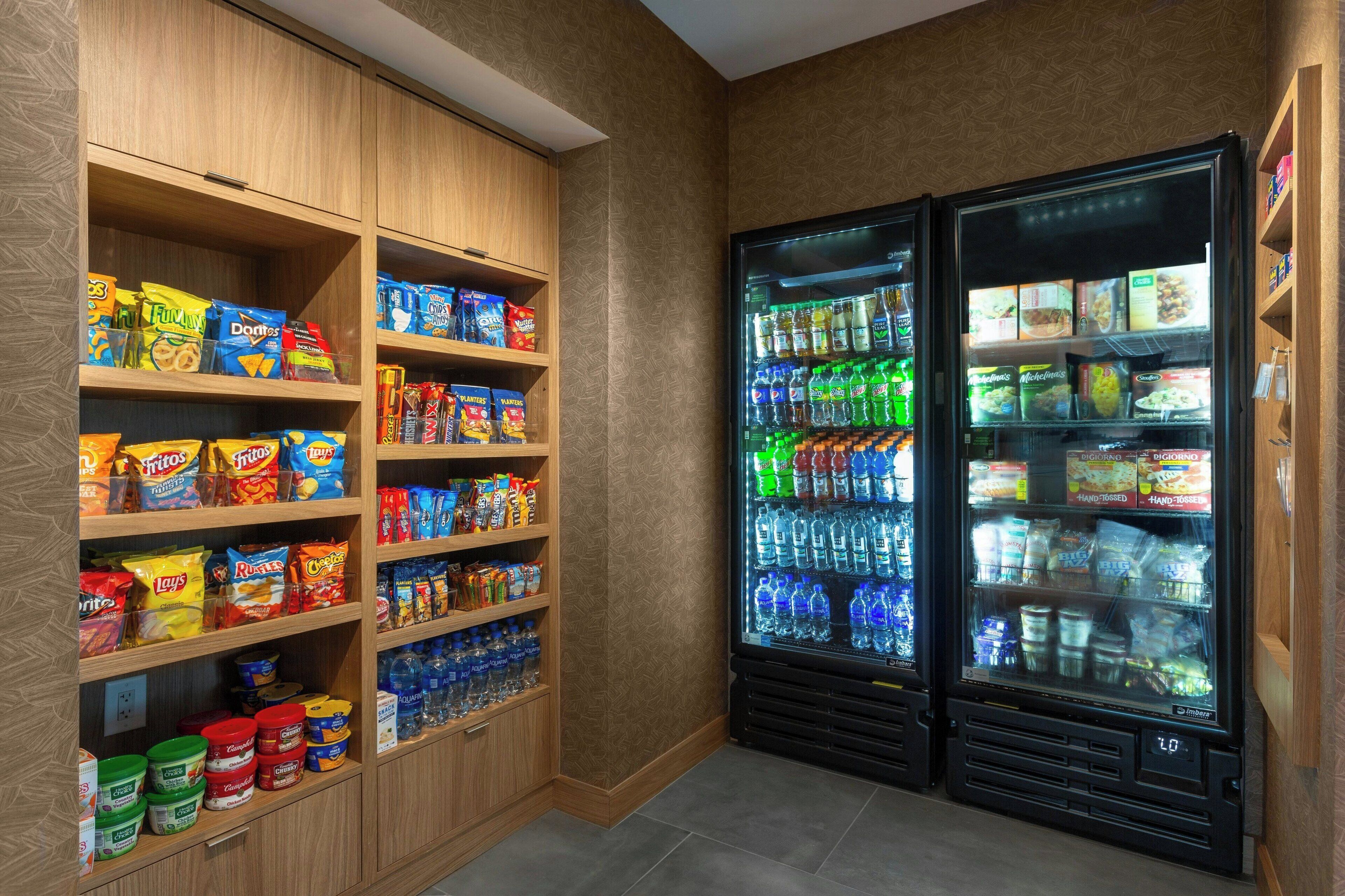 Een automaatruimte met diverse snacks en flessenwater.
