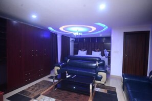Executive Apartment, 1 Large Twin Bed | Free WiFi, bed sheets - Nobi's Apartments (Lagos)