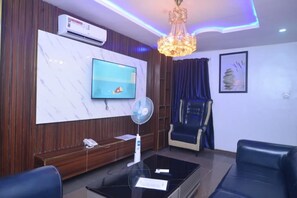 Executive Apartment, 1 Large Twin Bed | Free WiFi, bed sheets - Nobi's Apartments (Lagos)