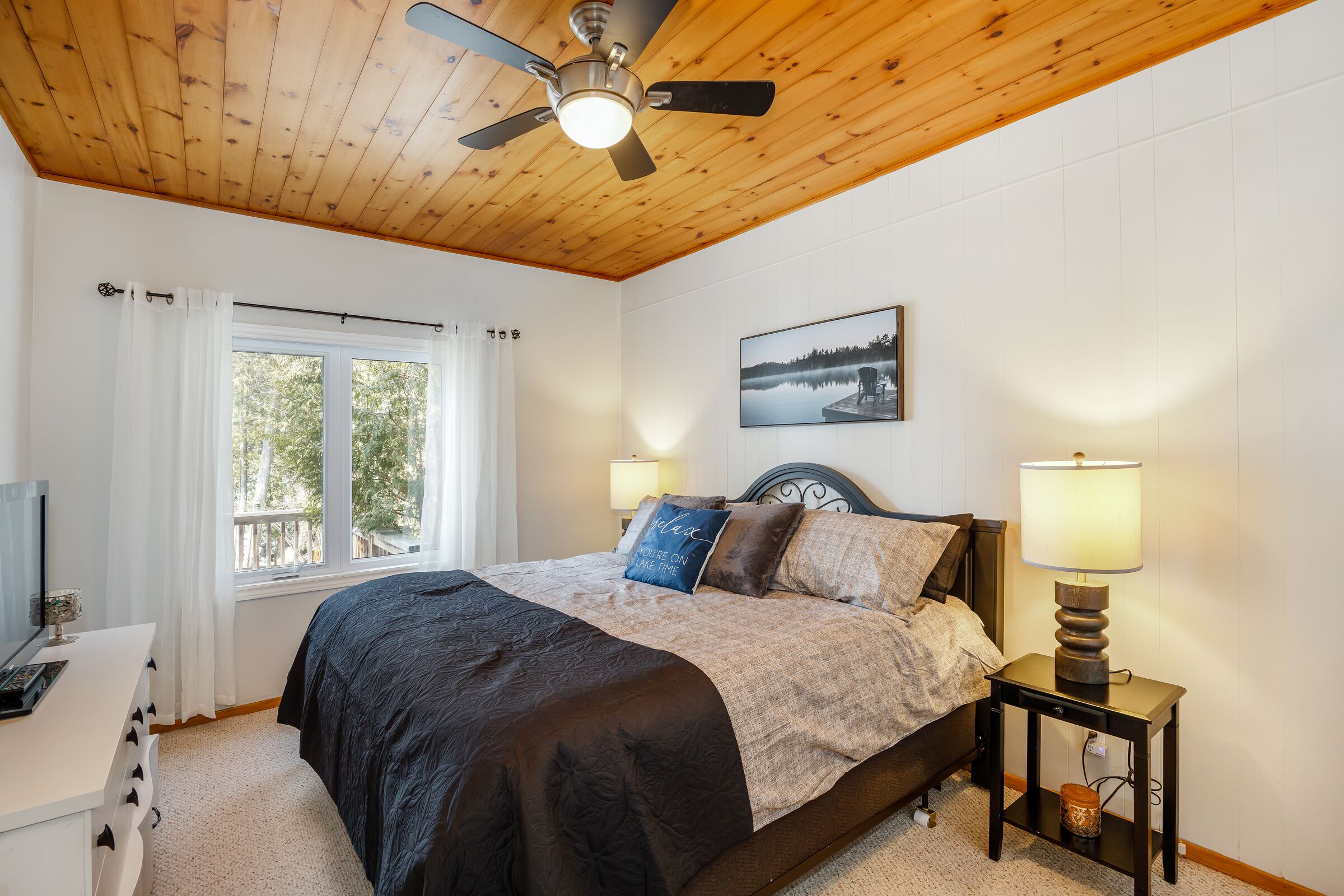 Lovely Little Lake House - A serene getaway close to the city