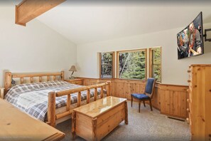 5 bedrooms, iron/ironing board, travel cot, free WiFi - Lakeview, 4200sqft, SternPinball, EVcharger, fireplace, office+GameRm, Northstar (Tahoe Vista)