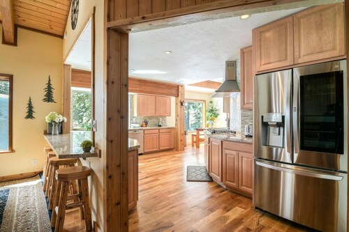 Lakeview, 4200sqft, SternPinball, EVcharger, fireplace, office+GameRm, Northstar