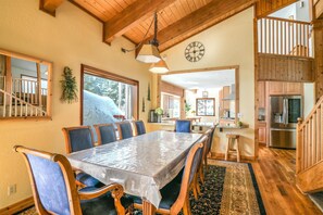 Dining - Lakeview, 4200sqft, SternPinball, EVcharger, fireplace, office+GameRm, Northstar (Tahoe Vista)