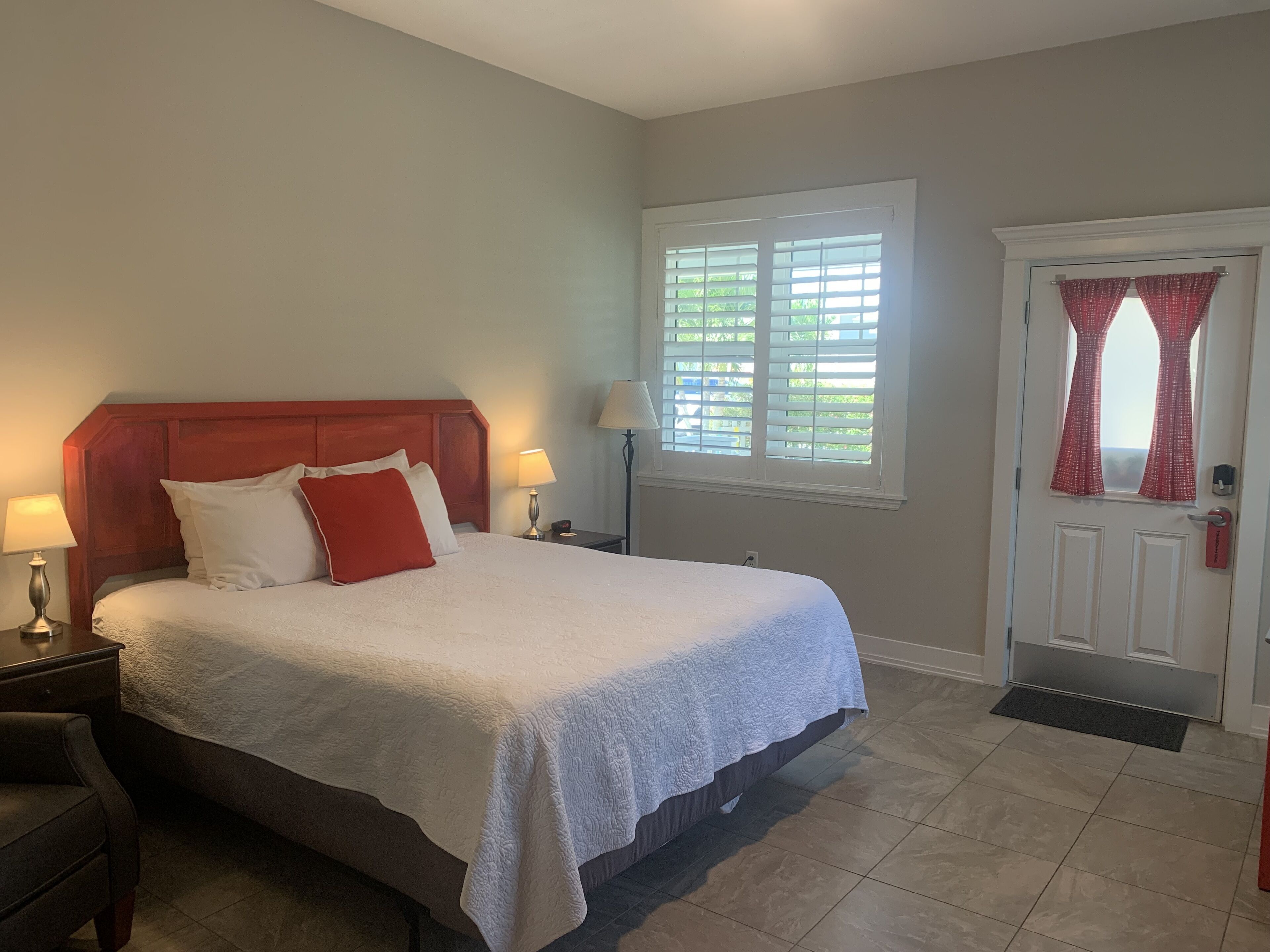 Key West Style Cottage - with pool/hot-tub 