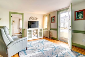 TV - 2 Mi to Beach: Walkable Coastal Gem in Hyannis! (Hyannis)