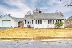 Exterior - 2 Mi to Beach: Walkable Coastal Gem in Hyannis! (Hyannis)