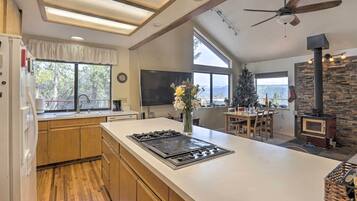 Coffee/tea maker, fridge, microwave, stovetop