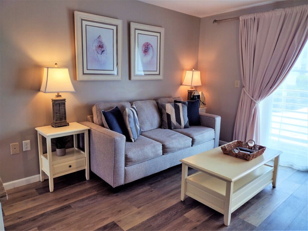 Suite 102 W/ King Bed