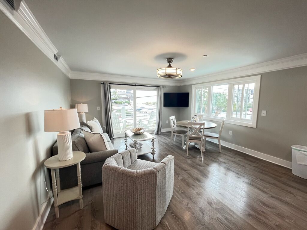 Suite 105 W/ King Bed