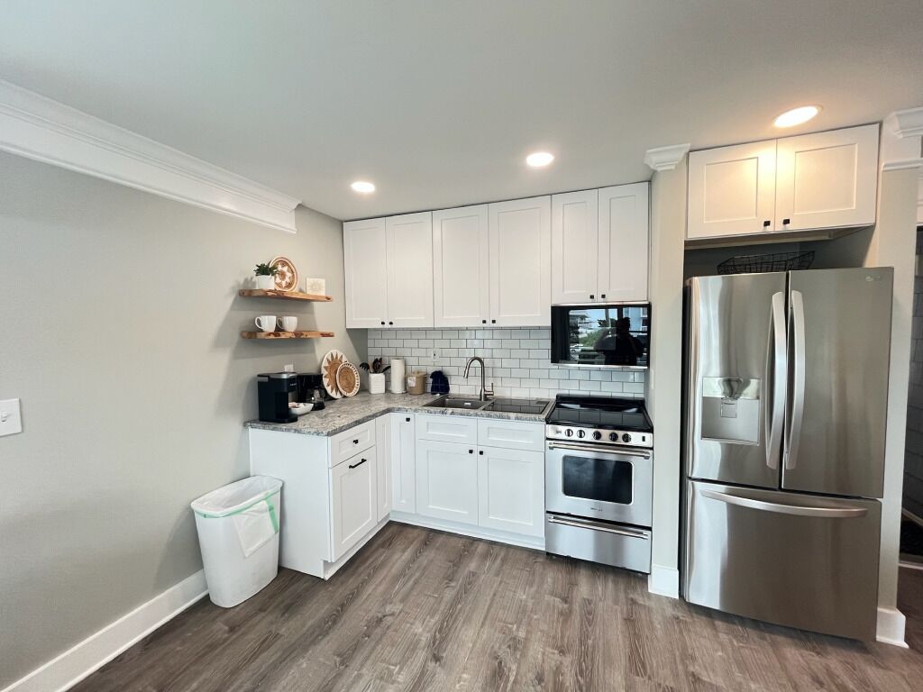 Suite 105 W/ King Bed