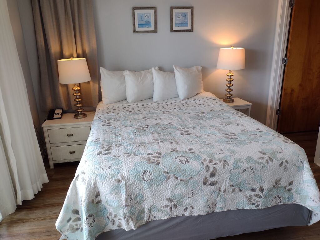 Suite 207 W/ Queen Bed