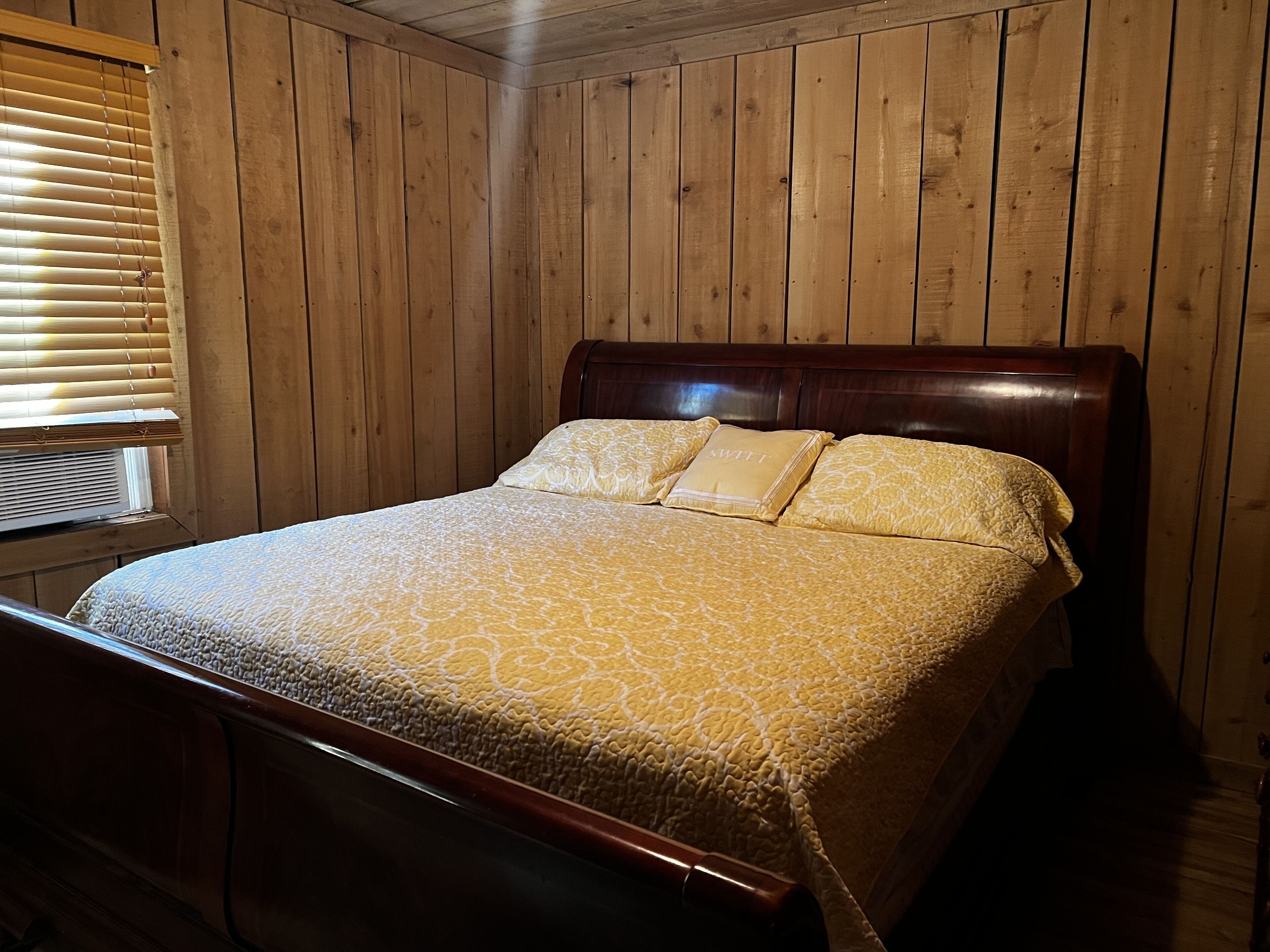 4 makuuhuonetta, silitysrauta/-lauta, ilmainen Wi-Fi, vuodevaatteet