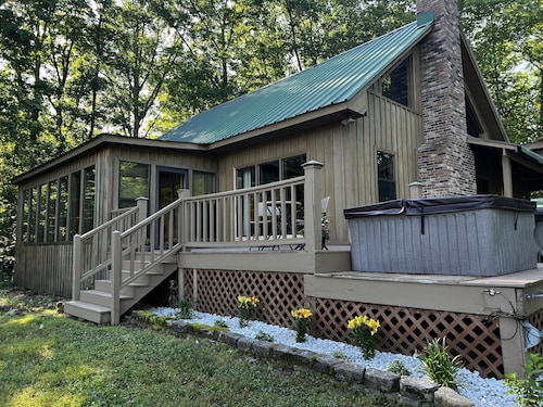 Cabin with hot tub, fire pit, and fishing pond.