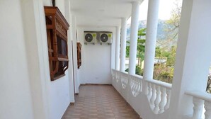 32-inch Smart TV with digital channels, TV - HOTEL SANTA FE DEL PARQUE (Santa Fe de Antioquia)