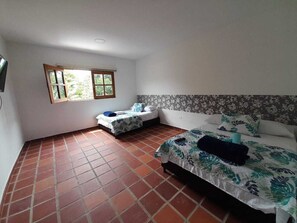 Habitación cuádruple básica | Wifi gratis y ropa de cama 