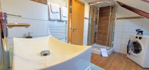 Dusche, Haartrockner, Handtücher, Seife