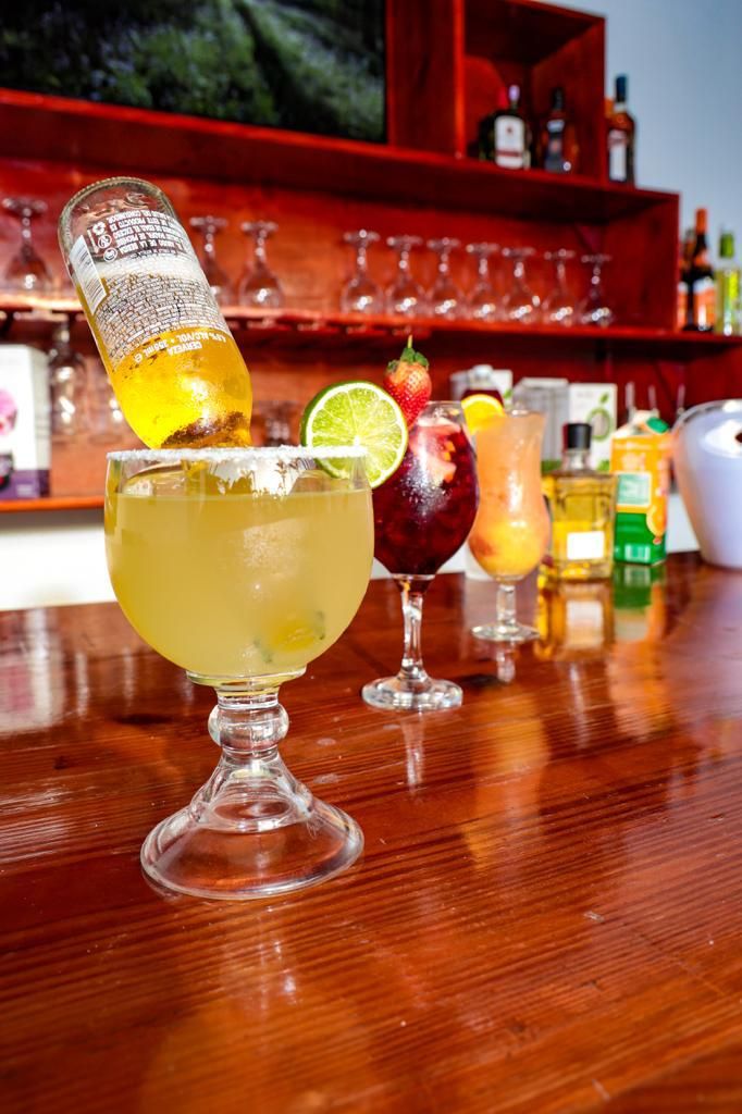 Quầy bar bên hồ bơi