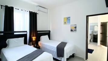 Familie suite, 2 slaapkamers, uitzicht op zwembad | 2 slaapkamers, donzen dekbedden, gratis wifi, rolstoeltoegankelijk