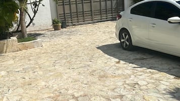 Ingyenes személyzeti parkoltatás