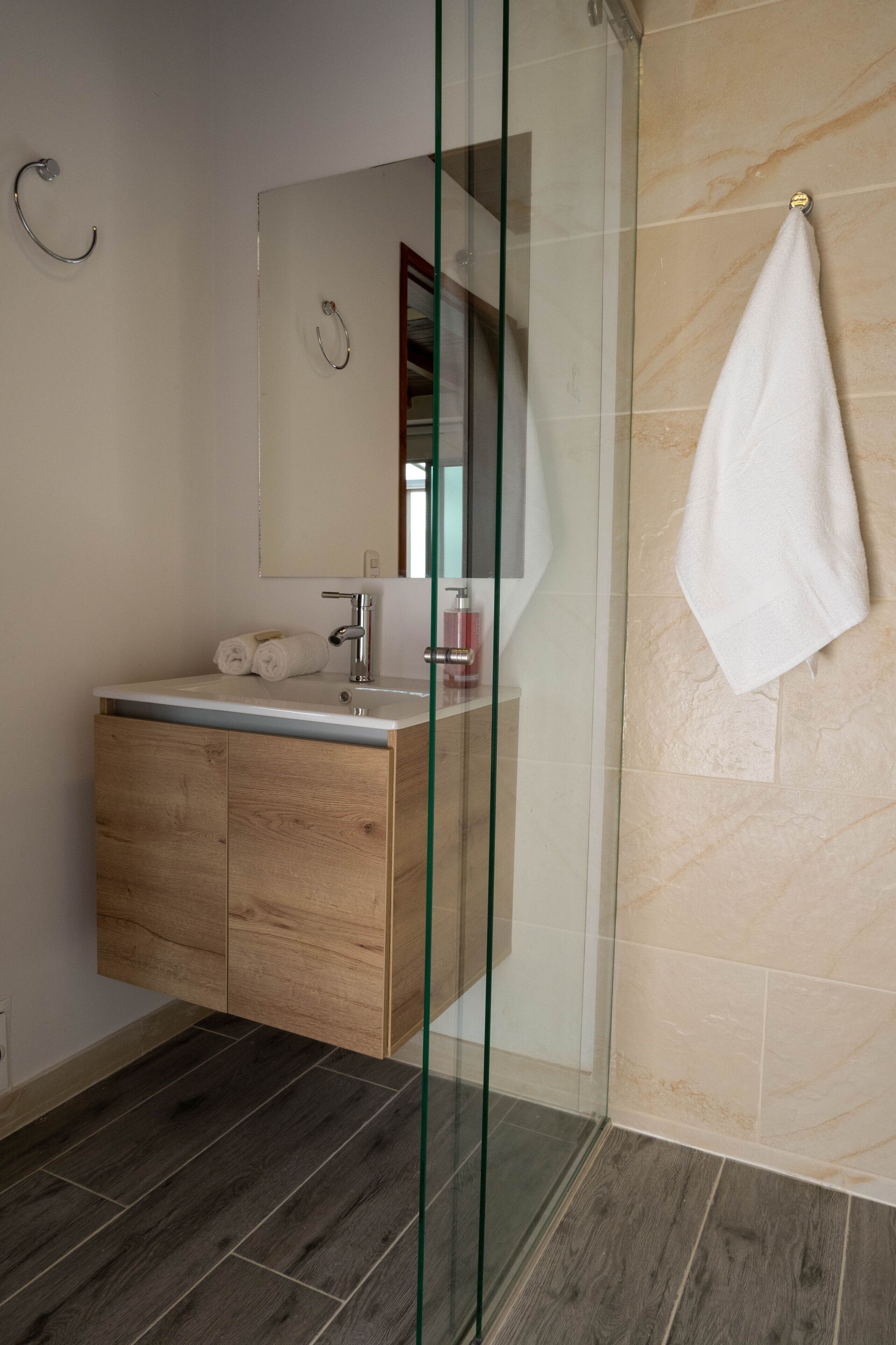 Habitación Confort, 2 camas matrimoniales | Ropa de cama de alta calidad, edredón y escritorio 