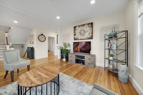 5BR 2BTH Bright & Spacious  Apt in Brighton