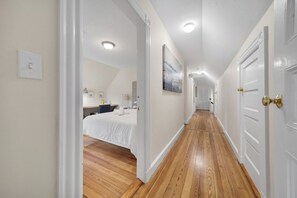 5 bedrooms, iron/ironing board, internet, bed sheets