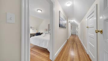 5 bedrooms, iron/ironing board, internet, bed sheets
