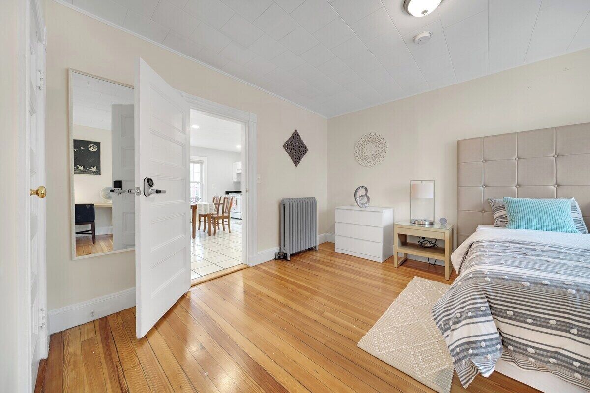 5 bedrooms, iron/ironing board, internet, bed sheets