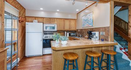 SALE! 3BR/3BA Maison Des Saisons—Hunter Mtn Views, Luxury & Summer Fun!