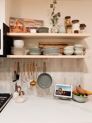 Jääkaappi, mikroaaltouuni, uuni, liesi