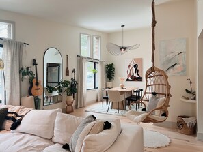 Älytelevisio, takka, videopelejä, kirjoja