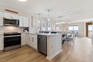 Frigorifero, microonde, forno, piano cottura