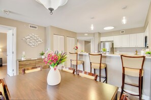 Dining - 3BR- 11th floor- Lake & Golf View condo|Short walk to beach| Resort Access| (North Myrtle Beach)