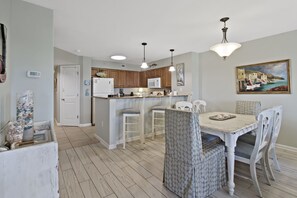 Dining - 3BR- 6th floor- Lake & Golf View condo|Short walk to beach| Resort Access| (North Myrtle Beach)