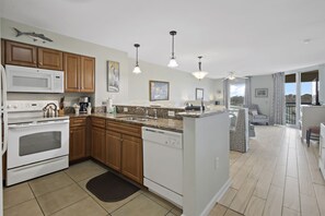 Geladeira, micro-ondas, fogão, cooktop
