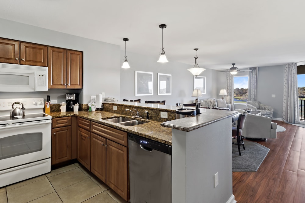 3BR- 8th floor- Lake & Golf View condo| Short walk to the beach| Resort Access|
