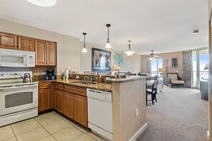 Frigorifero, microonde, forno, piano cottura