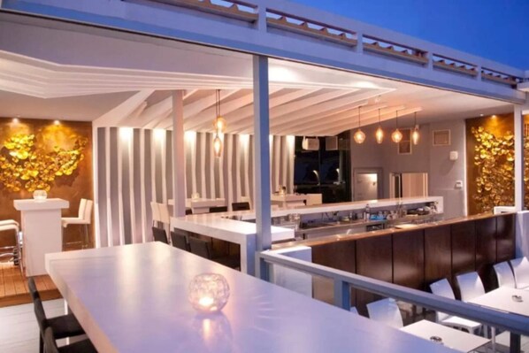 Dining - Athens Status Suites (Athens)