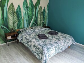 4 bedrooms, desk, iron/ironing board, free WiFi