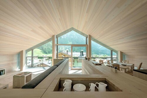 A beautiful wood and glass chalet at the edge of the Forest