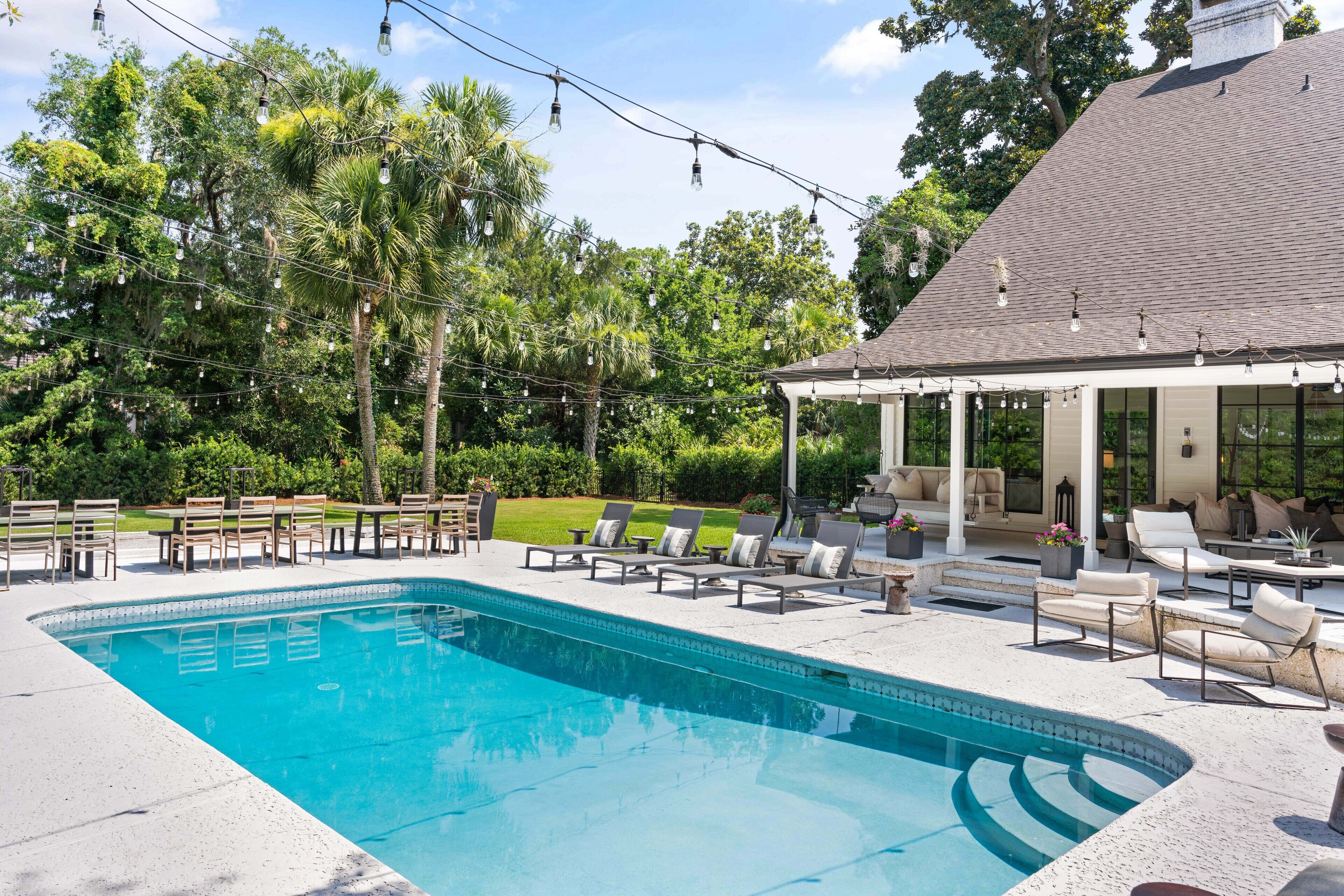 Gorgeous 7 Bedroom, Completely Renovated Home with Large Pool, 1 Block to Beach