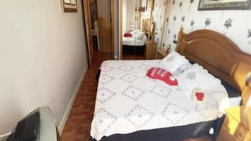 4 bedrooms, travel crib, free WiFi, bed sheets