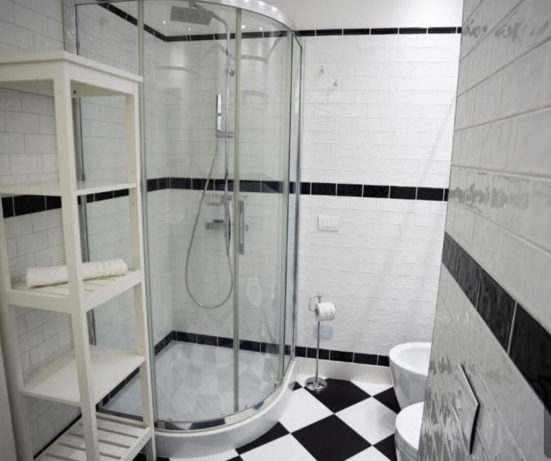 Bruser, hårtørrer, bidet, håndklæder