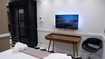 2 bedrooms, in-room safe, desk, iron/ironing board