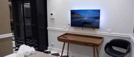 2 Schlafzimmer, Zimmersafe, Schreibtisch, Bügeleisen/Bügelbrett